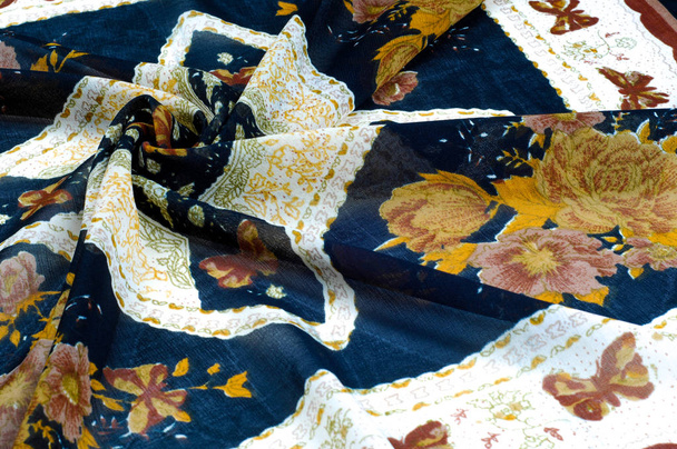 textúra, háttér, minta. Fekete selyem zsebkendőjét. Fehér csíkokkal. A csíkok festett pillangók, virágmintás - Fotó, kép