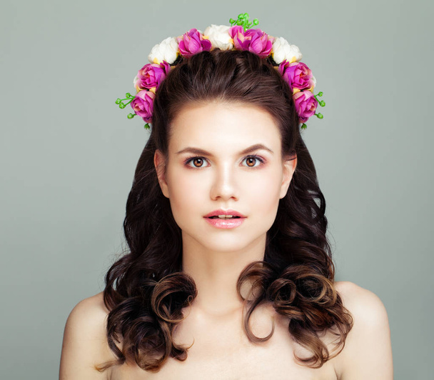 Hermosa mujer joven modelo de moda con perfecto maquillaje natural y flores peinado, retrato femenino
 - Foto, Imagen