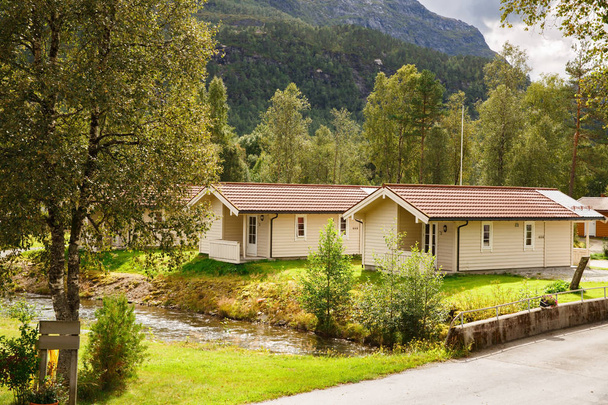 Camping cerca del río y las montañas en Noruega
. - Foto, Imagen