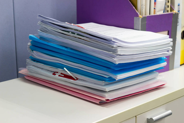 архив папки и стопка делового отчета бумажный файл на столе в рабочем кабинете, концептуальный документ в рабочем кабинете - Фото, изображение