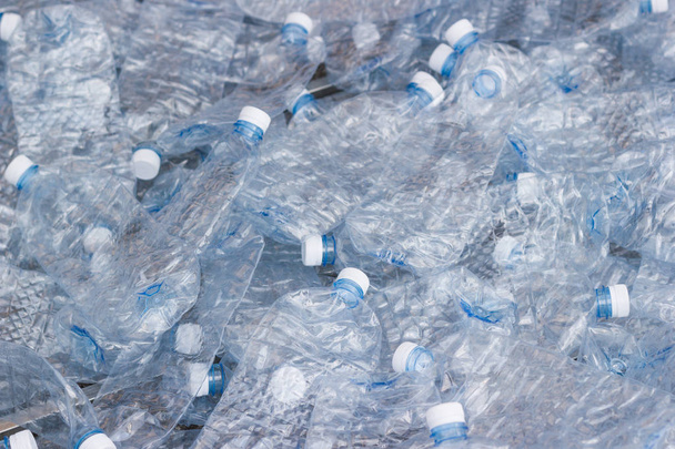 plastik şişeler, plastik şişe boş geri dönüşüm kavramı kullanılan  - Fotoğraf, Görsel