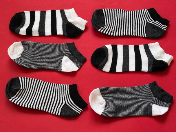 Чорно-білий візерунок шкарпеток на червоному тлі
 - Фото, зображення