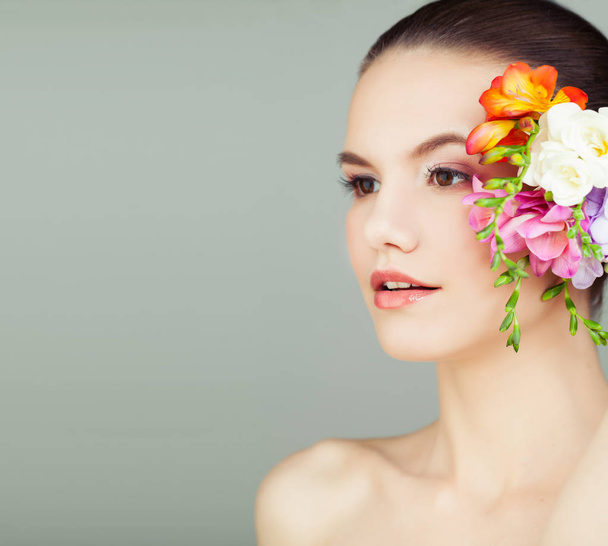 Spa Woman with Healthy Skin and Flowers on Grey Background, Spa Beauty - Foto, imagen
