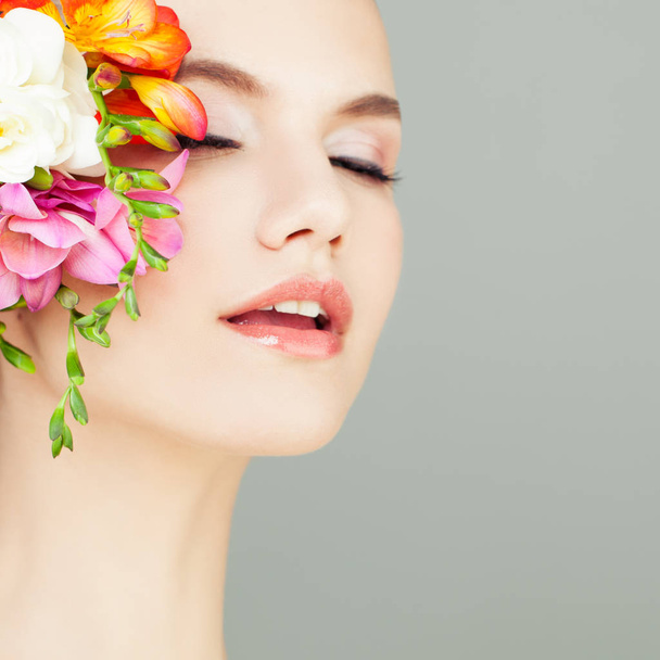 Closeup portret van Spa vrouw. Gezonde huid en bloemen - Foto, afbeelding