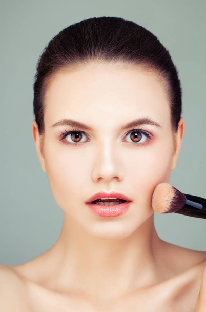Mulher modelo de moda perfeita segurando escova de maquiagem, rosto feminino Closeup
 - Foto, Imagem