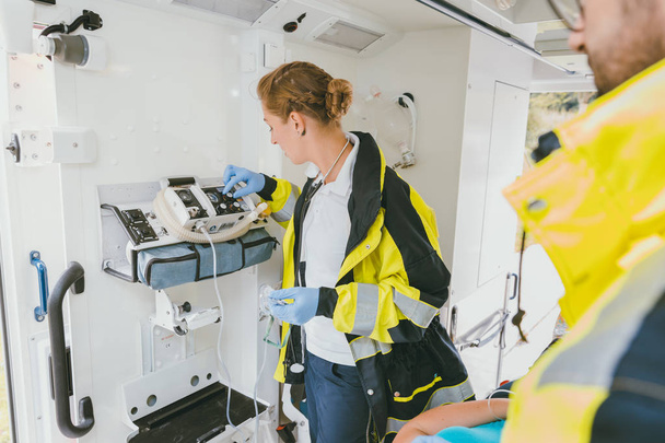 Paramédico utilizando tecnología médica en coche ambulancia
 - Foto, imagen