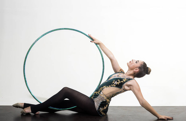 hula hoop in hand of stopswoman on white background. hula hoop in hand of woman gymnast. - Fotoğraf, Görsel