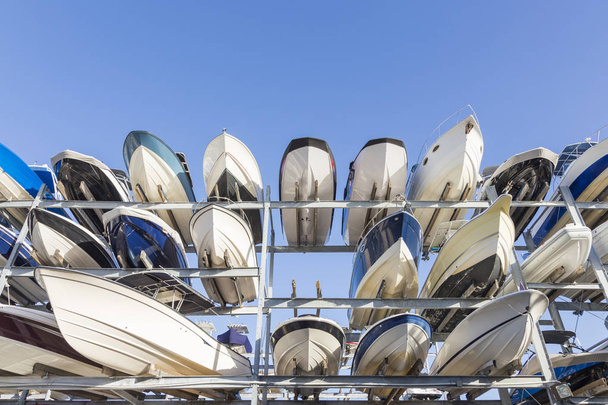скорость моторные лодки скреплены в гаражной системе в престижной гавани в Майами
 - Фото, изображение