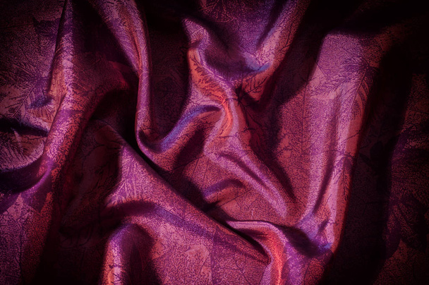 Textura, pozadí, vzor. hedvábné tkaniny tmavě kaštanová. Hedvábné organzy náladu, ale s krásnou saténovou tváří. Tento materiál má křupavé rouška organza, ale jedna tvář je brilantní satén. - Fotografie, Obrázek