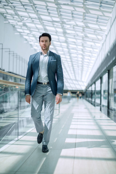 επιχειρηματίας, το περπάτημα σε το κτίριο του αεροδρομίου - Φωτογραφία, εικόνα
