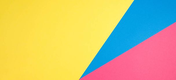 Barevné papíry geometrie plochá kompozice pozadí s tóny žluté, růžové a modré - Fotografie, Obrázek