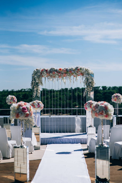 decoraciones de boda de flores y un arco de boda para la ceremonia
 - Foto, imagen