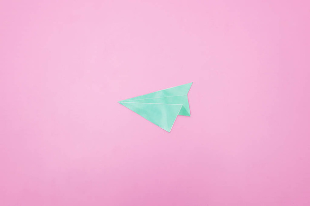 ilustración foto de un avión de papel sobre fondo rosa
 - Foto, imagen