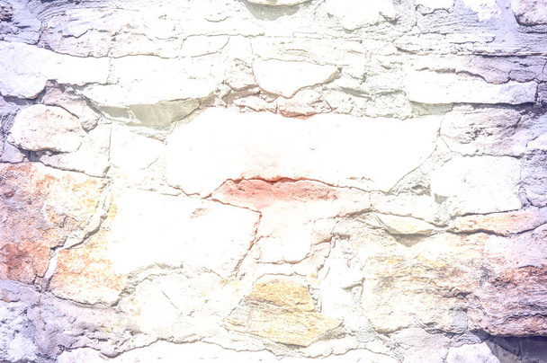 Textúra, háttér, minta. Gránit kő. Textúra a szürke gránit. Külső fal egyenetlen kövek. Fehér és sápadt piros kövek. A kő textúra durva és rozsdás - Fotó, kép