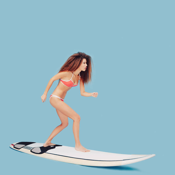 Hermosa chica de pie en la tabla de surf
 - Foto, Imagen