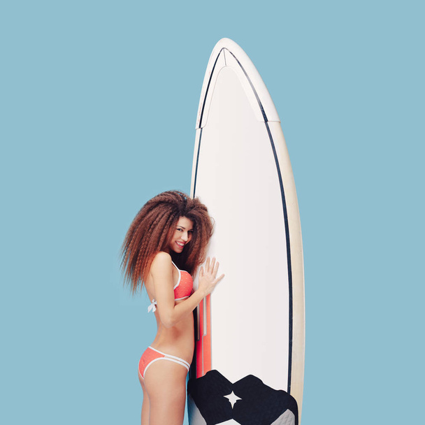 Portrait exotique fille posant avec planche de surf
  - Photo, image
