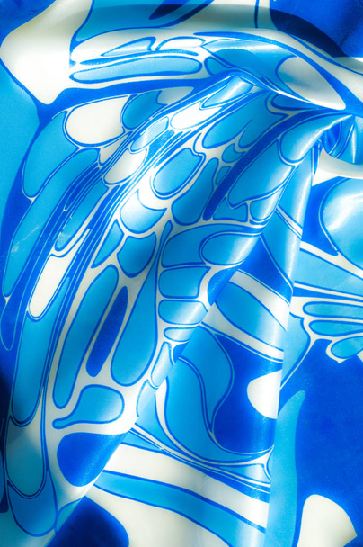 Texture, sfondo, pattern. Un fazzoletto di seta da donna. Scialle modello astratto, modelli blu su sfondo bianco
 - Foto, immagini