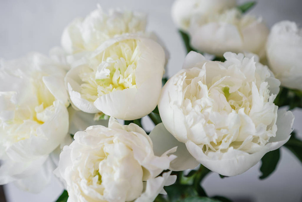 Cam vazo içinde sunulan güzel çiçekler. Beyaz peonies güzel buket. Çiçek kompozisyon, sahne, gün ışığı. Duvar kağıdı - Fotoğraf, Görsel