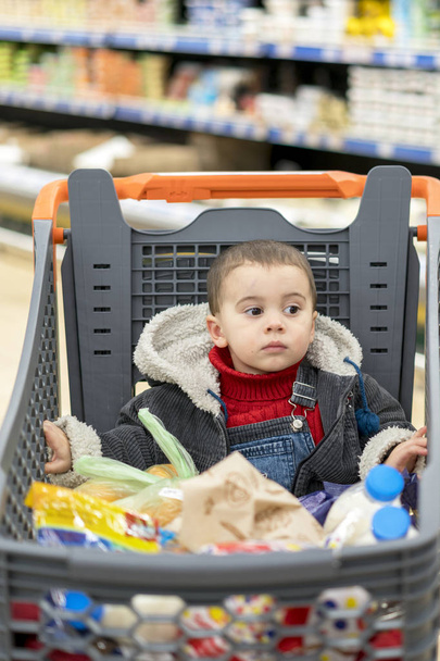alışveriş sepeti - arabası içinde çok güzel bir bebek - Fotoğraf, Görsel