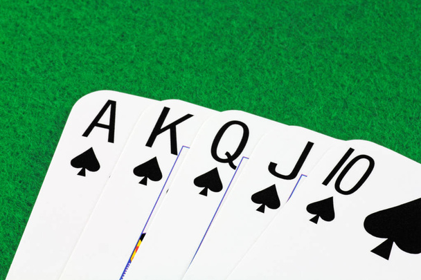 игральные карты План просмотра пяти игральных карт, лежащих на зеленой beize
 - Фото, изображение