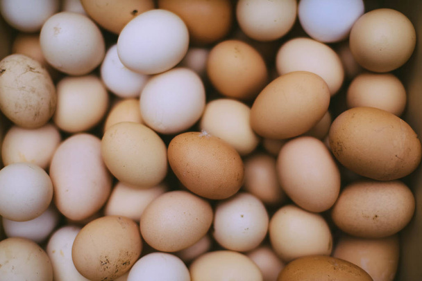 πολλά φρέσκα αυγά καφέ προς πώληση σε μια αγορά - Φωτογραφία, εικόνα