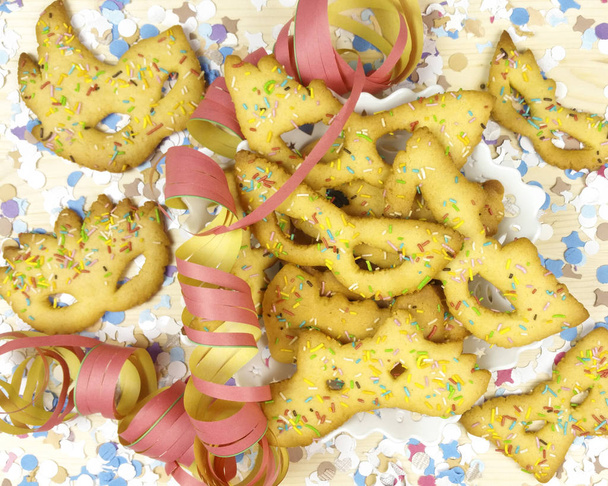 karnevaali naamarit lyhyt leivonnaiset serpentiinit puupohjalla - ylhäältä
 - Valokuva, kuva
