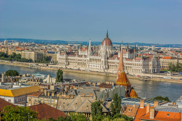 Βουδαπέστη - πρωτεύουσα της Ουγγαρίας αστική προκυμαία μεσαιωνικής παλιάς πόλης από πάνω σε πολύχρωμα φωτεινά ημέρα θερινής ώρας με θέα στον ποταμό Δούναβη και το σπίτι του Κοινοβουλίου  - Φωτογραφία, εικόνα