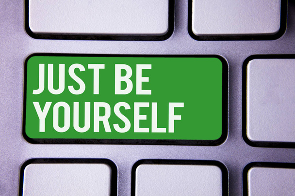 手書きの文章では、自分だけされます。概念の意味自己態度自信本当自信を持って正直モチベーション ホワイト 2 の文字緑タブ キー ボタン押してコンピューター キーボード仕事 - 写真・画像