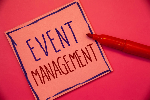 イベント管理を示すメモを書きます。ビジネス写真展示特別な機会スケジュール組織手配活動概念について意図のアイデア ピンクの紙黒い文字フレーム赤ペン - 写真・画像