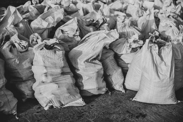 Grupo de sacos de tecido de plástico preenchido, sacos de polipropileno
 - Foto, Imagem