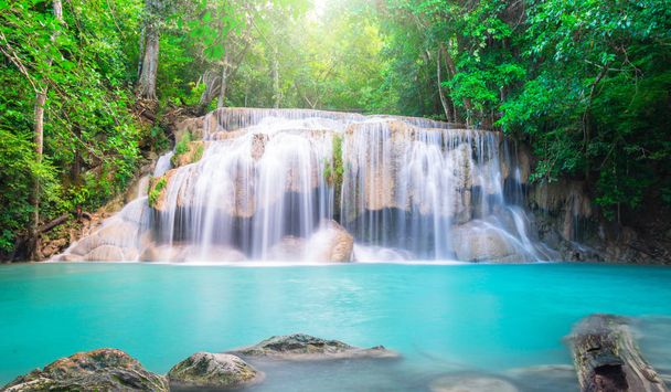 Erawan waterval in Thailand tropisch woud - Foto, afbeelding