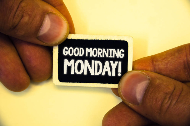 Sana kirjallisesti tekstiä Hyvää huomenta maanantai Motivational Call. Business käsite Happy Positivity Energetic Breakfast Kaksi kättä pitää pieni musta kortti keskittynyt valkoinen hieronta hoary tausta
 - Valokuva, kuva