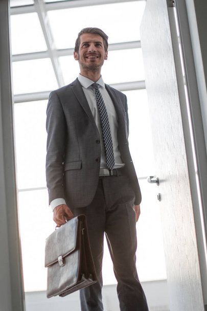 retro style.smiling businessman opening the door to his office - Foto, imagen