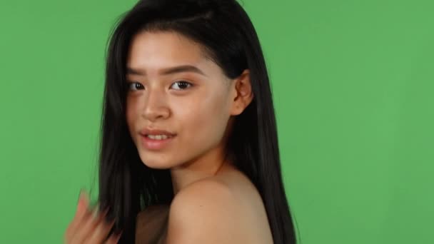Genç güzel Asyalı kadın kameraya öpücük üfleme - Video, Çekim