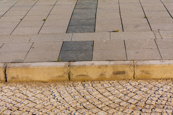 A calçada foi construída com pedras de pavimento em boa forma e coloridas. Cor amarela é dominante e parece muito bem
. - Foto, Imagem