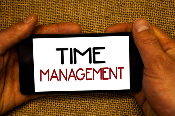 Käsitteellinen käsin kirjoittaminen osoittaa Time Management. Business valokuva teksti Aikataulu Suunniteltu Job Efficiency Meeting Määräajat Mies tilalla matkapuhelin näyttö musta punainen kirjaimet paju tausta
 - Valokuva, kuva