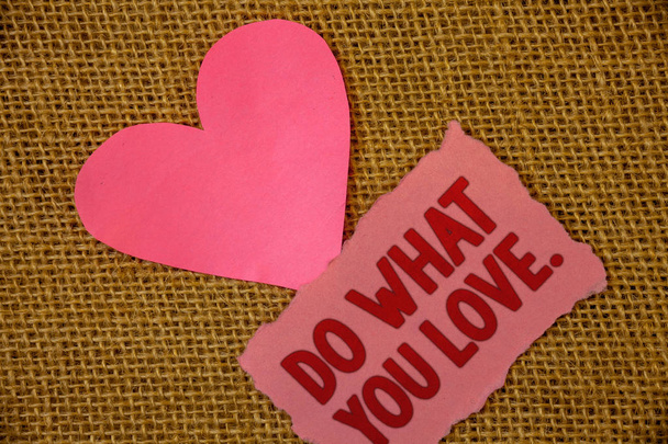 Концептуальный почерк показывает делать то, что вы любите.. Бизнес-фото текст Позитивное желание счастье Интересы Удовольствие Счастливый выбор Текст розовый порванный бумага записка сердце любовное послание письмо
 - Фото, изображение