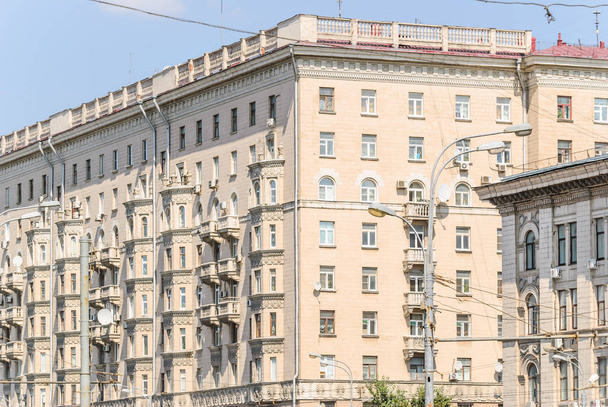Фрагмент десятиэтажного кирпичного жилого дома на проспекте Мира был построен в 1959 году. Москва, Россия
 - Фото, изображение