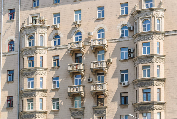 Τα παράθυρα κόλπων και τα μπαλκόνια των δέκα ορόφων τούβλο κατοικημένη κατοικία-διαμέρισμα on Prospekt Mira χτίστηκε το 1959. Μόσχα, Ρωσία - Φωτογραφία, εικόνα