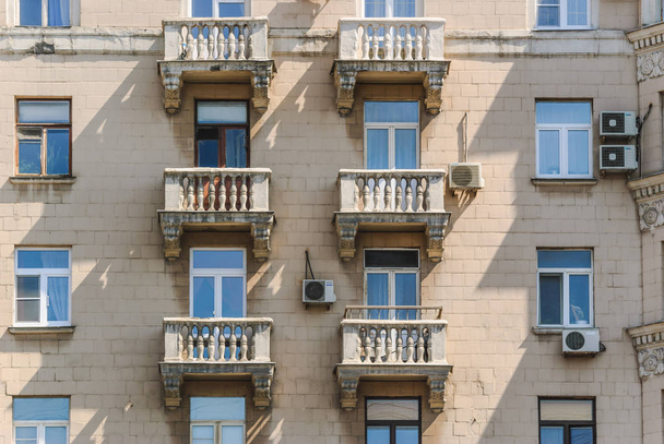 Μπαλκόνια του τούβλου δέκα ορόφων κατοικίας διαμέρισμα σπίτι on Prospekt Mira χτίστηκε το 1959. Μόσχα, Ρωσία - Φωτογραφία, εικόνα