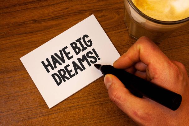 Scrittura a mano concettuale che mostra Have Big Dreams Motivational Call. Business photo text Futura ambizione desiderio motivazione Obiettivo Testo carta bianca mano pennarello nero caffè vetro lettera
 - Foto, immagini