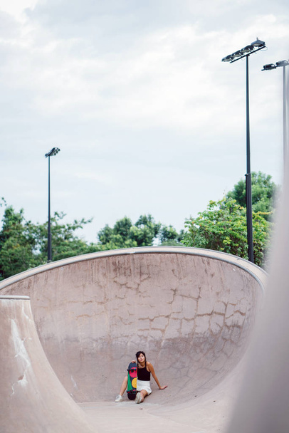 Chinese girl with skate in skatepark - Foto, Imagem