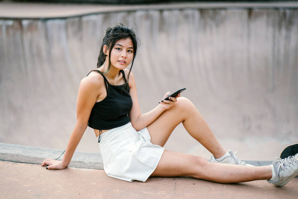 Portrait of Asian Chinese girl with mobile phone - Foto, afbeelding