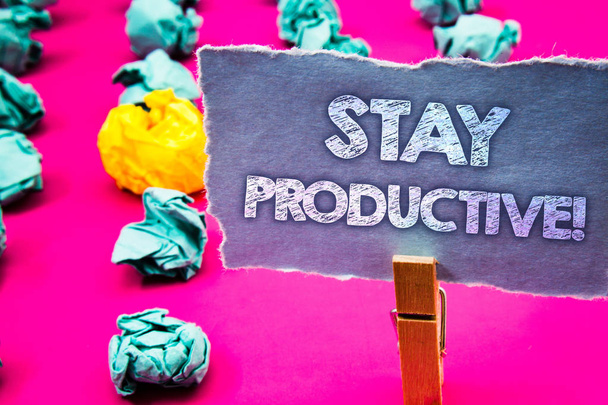 Kirjoitan viestiä, jossa näkyy Stay Productive Motivational Call. Business photo showcasing Tehokkuus Keskittyminen Tuottavuus Sanat revitty paperi puinen clip vaaleanpunainen tausta mureni keltainen sininen huomautus
 - Valokuva, kuva