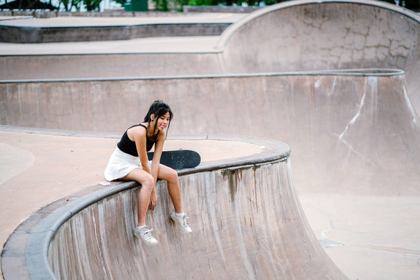 Portrait of Asian Chinese girl with skate in skatepark - Valokuva, kuva
