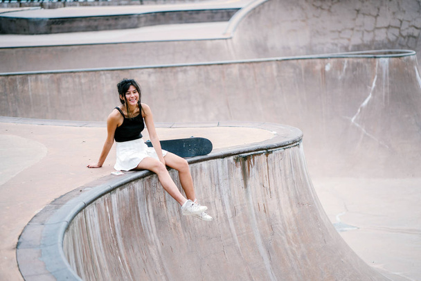 Portrait of Asian Chinese girl with skate in skatepark - Foto, Bild