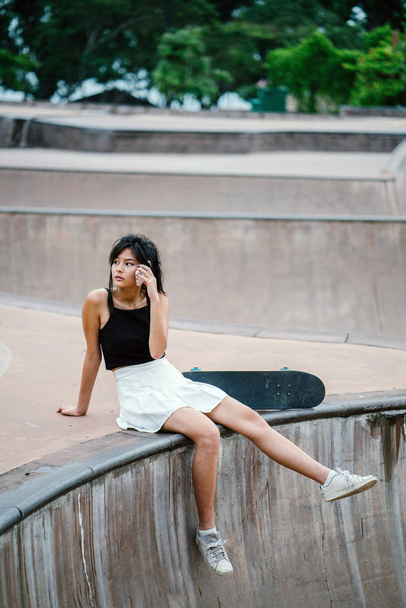 Portrait of Asian Chinese girl with skate in skatepark - Foto, Imagem