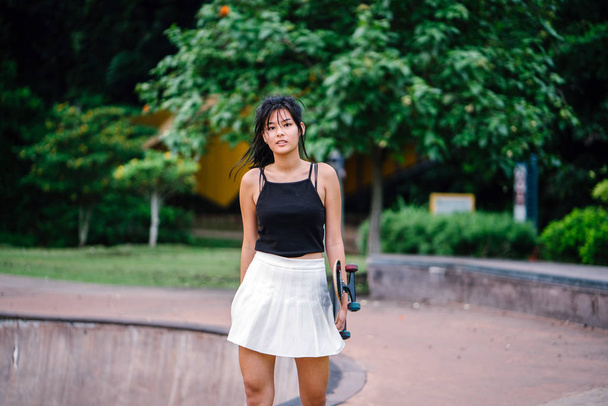 Portrait of Asian Chinese girl with skate in skatepark - Fotografie, Obrázek