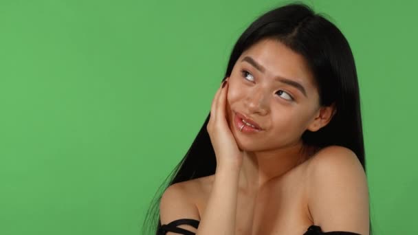 attraktive asiatische junge Frau posiert verträumt auf grünem Chromakey - Filmmaterial, Video