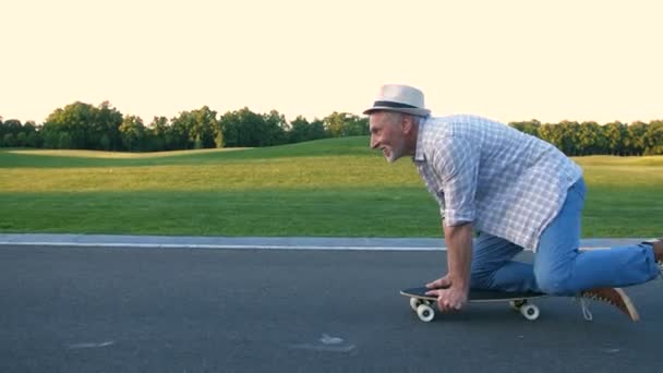 Homem sênior elegante ativo skate no joelho
 - Filmagem, Vídeo